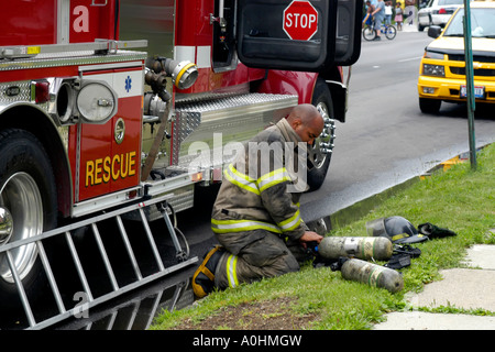 Vigile del fuoco al lavoro nel centro di Toledo Ohio preparazione del suo respiro aperatus. Foto Stock