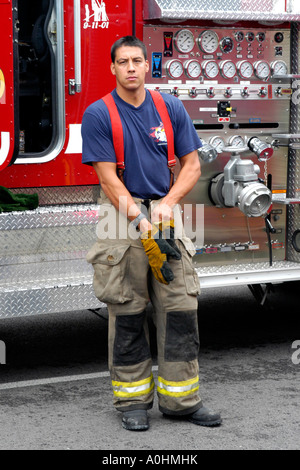 Vigile del fuoco al lavoro nel centro di Toledo Ohio Foto Stock