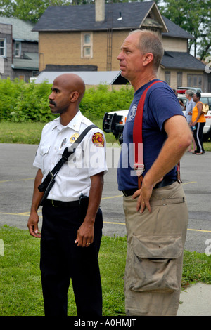 Vigile del fuoco a parlare con il Capitano sul lavoro nel centro di Toledo Ohio Foto Stock