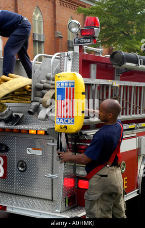 I vigili del fuoco in una casa nel centro di Toledo Ohio Foto Stock