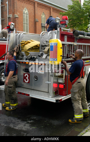 I vigili del fuoco in una casa nel centro di Toledo Ohio Foto Stock