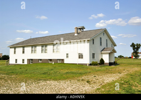 Grandi Amish dipinte di bianco School House situato in Indiana rurale Foto Stock