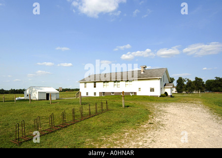 Grandi Amish dipinte di bianco School House nel mezzo di indiana rurale Foto Stock