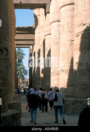 I turisti a piedi nel Tempio di Karnak Egitto Foto Stock