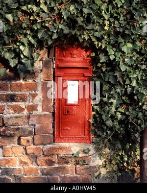 Lincolnshire Wolds Victorian Rex postbox impostato nella parete della casa di paese Foto Stock