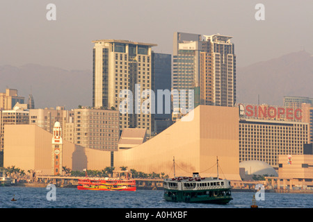 Cina Hong Kong Kowloon Clock Tower e il centro culturale di Tsim Sha Tsui molo pubblico rassegna Pensinsula Hotel Victoria Harbour Foto Stock