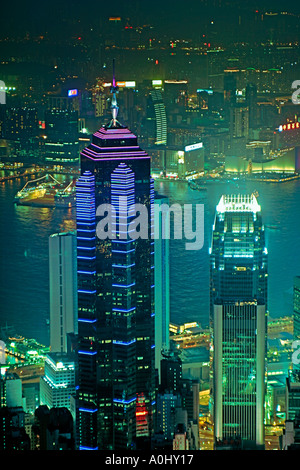 Cina Hong Kong Island Victoria Peak punto di vista il distretto centrale Skyline al crepuscolo grattacielo Centro Finanziario Internazionale uno Foto Stock