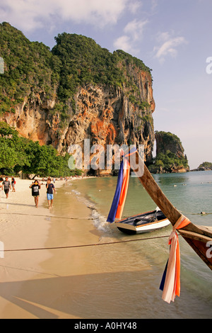 Thailandia Phra Nang Krabi Hat Tham Phra Nang Beach cliff long tail barche Foto Stock