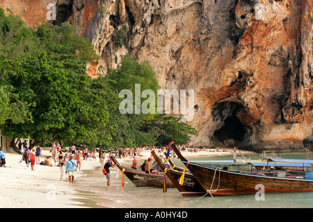 Thailandia Phra Nang Krabi Hat Tham Phra Nang Beach cliff long tail barche Foto Stock