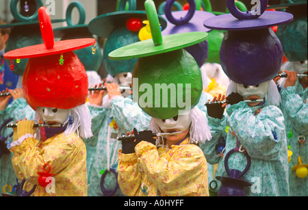 La Svizzera Basilea Fastnacht carnevale flauto i giocatori in costumi tradizionale sfilata Foto Stock