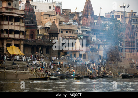 Il Manikarnika cremazione indù Ghats sulla sponda occidentale del Fiume Gange a Varanasi in Uttar Pradesh regione dell India Foto Stock