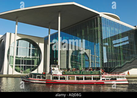 Escursione in barca sul fiume Sprea nella parte anteriore del Marie-Elisabeth-Lueders edificio, area governativa, Berlino, Germania Foto Stock