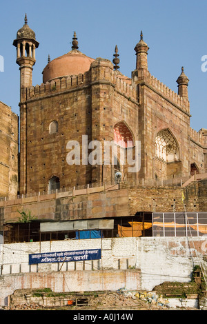 Il Hindu Ghats sulla sponda occidentale del Fiume Gange a Varanasi in Uttar Pradesh regione dell India Foto Stock