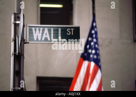 Strada segno 'Wall Street" con il US-bandiera, Manhattan, New York, Stati Uniti d'America Foto Stock