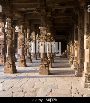 Pilastri nell'Alai Darwaza Gateway in Mehrauli parco archeologico a Delhi in India Foto Stock