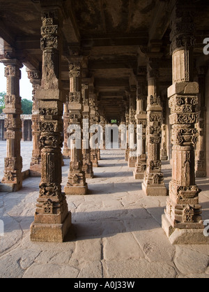 Pilastri nell'Alai Darwaza Gateway in Mehrauli parco archeologico a Delhi in India Foto Stock