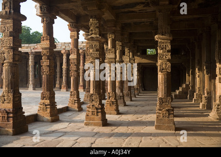 Pilastri nell'Alai Darwaza Gateway in Mehrauli parco archeologico a Delhi in India Foto Stock