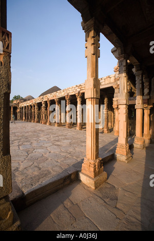 Pilastri nell'Alai Darwaza Gateway in Mehrauli parco archeologico a Delhi in India Foto Stock