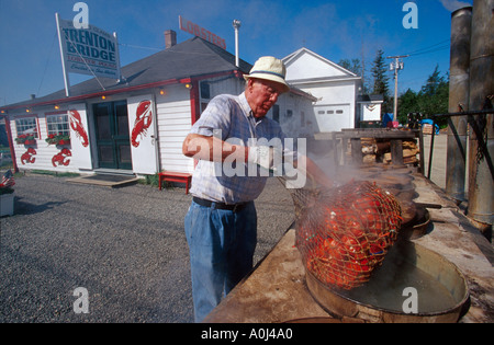 Maine,ME,New England,Down East,Trenton Trenton Bridge,cavalcavia,link,Connection,Lobster Pound lungo l'autostrada Route 3 aragosta cuoco al lavoro ME049,ME049 Foto Stock