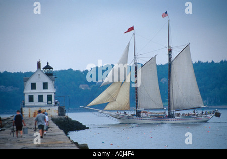 Maine,ME,New England,Down East,Rockland Breakwater Lighthouse jetty schooner Heritage ME068,visitatori viaggio viaggio turismo turistico punto di riferimento la Foto Stock