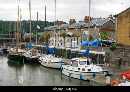 Vecchio Fishermans cottages in Bristol Docks ormeggiate barche Foto Stock