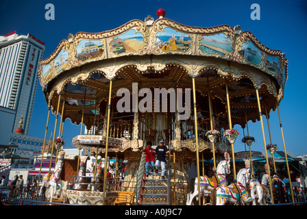 New Jersey, NJ, Mid Atlantic, The Garden state, Atlantic City Boardwalk Steel Pier Carousel, corsa, Trump Taj Mahal Casino, scommesse, gioco d'azzardo, rischio, intrattenimento Foto Stock