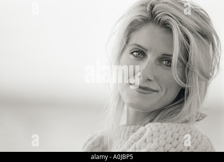 Ritratto di una donna in spiaggia Foto Stock