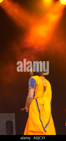 Giovane donna in giallo sari danzare al festival indù del Diwali REGNO UNITO Foto Stock