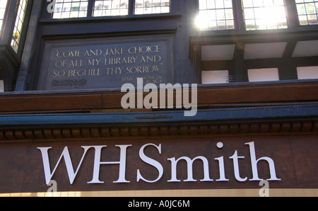 WH Smith bookshop sign in Stratford upon Avon Foto Stock