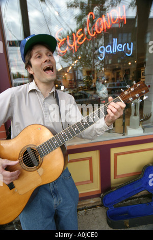 Cleveland Ohio,Tremont Artwalk,Eye Candy Gallery,collezione d'arte,valuta,denaro,mostra collezione dipinti,Street musician,chitarra,OH061104 Foto Stock