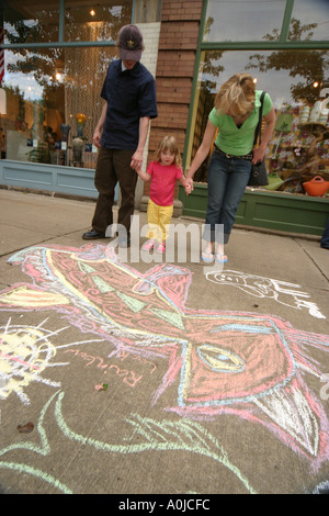 Cleveland Ohio, Tremont Artwalk, strada, disegni di gesso marciapiede, famiglia genitori genitori figli, madre mamma, padre papà, parenti, adulto, adul Foto Stock