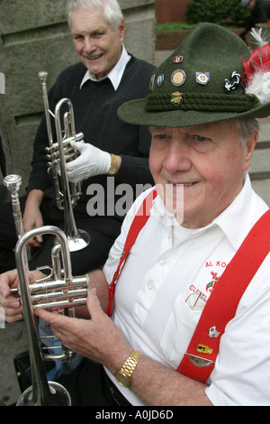 Cleveland Ohio, Market Square on Lorain, Swinging Bavarians, band tedesca, musica, tromba, intrattenimento, spettacolo, spettacolo, anziani, visitatori che viaggiano in viaggio t Foto Stock