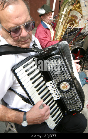 Cleveland Ohio, Market Square on Lorain, Swinging Bavarians, band tedesca, musica, fisarmonica, tuba, OH0612040036 Foto Stock