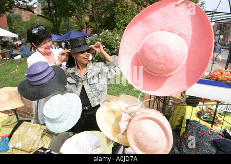 Cleveland Ohio, all'aria aperta in Piazza del mercato su Lorain, cappelli, donne, neri neri africani minoranza etnica, adulti adulti donne donna donna donna donna donna donna donna donna donna, shop Foto Stock