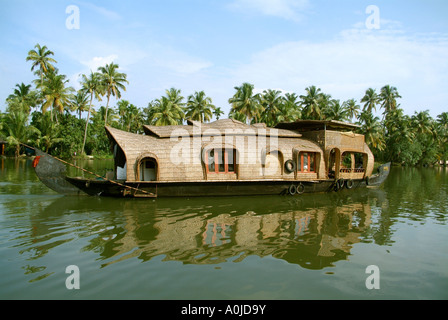 Una tipica casa galleggiante del Kerala. Foto Stock