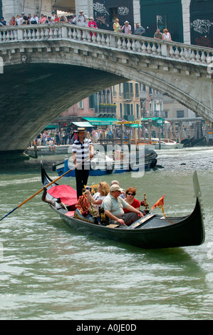 Gondoliere con il Ponte di Rialto in background Venezia Italia Foto Stock