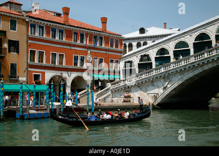 Venezia Italia di gondoliere e turisti che vanno sotto il Ponte di Rialto Venezia Italia Foto Stock