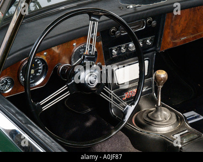 Interno di una Austin Healey 3000 mk3 Classic auto sportive a scatto con volante e facia in legno Foto Stock