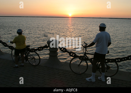 Cleveland Ohio, Lake Erie, Volnovich Park, ciclisti ciclisti bicicletta biciclette, ciclismo bicicletta equitazione rider ciclismo ciclisti esercizio, esercizio, sole Foto Stock