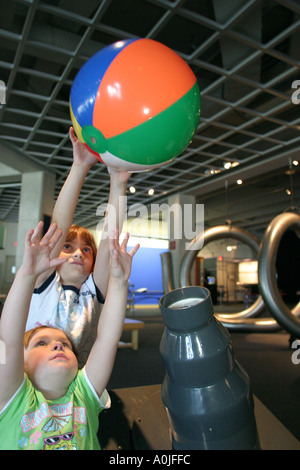 Cleveland Ohio,Great Lakes Science Center,centro,museo interattivo per bambini,storia,collezione espositiva,formazione vendita esposizione,impara,informa Foto Stock