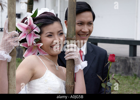 La sposa e lo sposo posa per il loro matrimonio foto di Hanoi, Vietnam Foto Stock