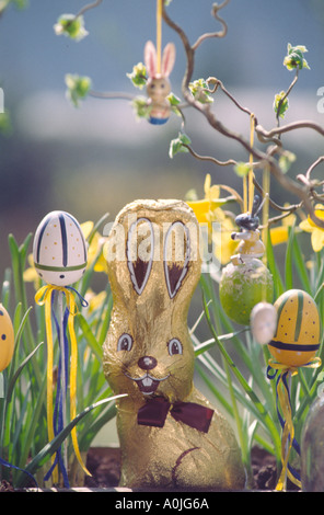 Dipinto di uova di Pasqua oudoor nel giardino di coniglio chocalte Foto Stock