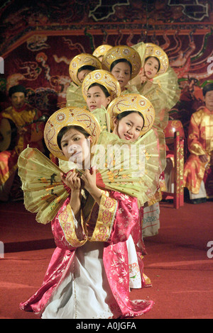 Tradizionale vietnamita ballerini eseguono in tinta, Vietnam Foto Stock