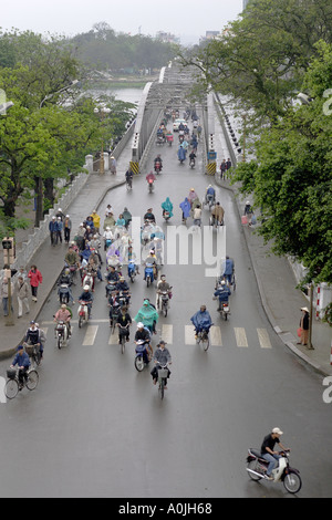 Il traffico si riversa fuori della Clemenceau Nguyen Hoang Bridge a Hue Vietnam Foto Stock