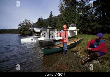 Volare in pesca, Float Plane, Donna pescatore Linea di colata nel lago di alta montagna, a sud-est di Alaska Foto Stock