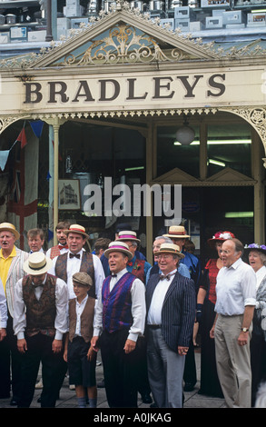 Gli uomini in costume tradizionale durante il festival del Vittoriano a Llandrindod Wells Foto Stock