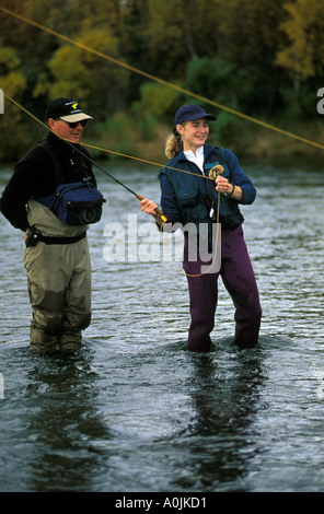 A SUD-EST DI ALASKA Katmai National Park Brooks Lodge guida e Donna Pescatore a mosca mosca di colata nel fiume Brooks Foto Stock