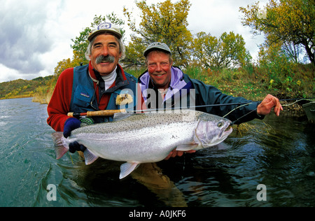 A sud-est di Alaska felice pescatori rilasciando le trote grosse arcobaleno nel fiume Naknek vicino a King Salmon Alaska Foto Stock