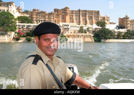 Vista sul palazzo di città a partire dal lancio appartenenti al Lago Palace Hotel, Lago Pichola, Udaipur, Rajasthan, India Foto Stock