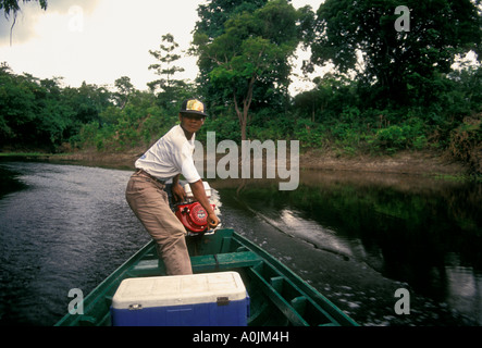 1 Un uomo brasiliano di equitazione in motoscafo sul Canal Obim un braccio del fiume Ariau, Rio Ariau, Amazonas Stato, Brasile, Sud America Foto Stock